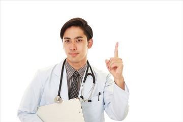 一本指を立てる男性医師