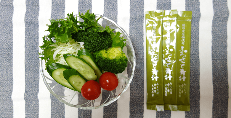 粉末タイプの青汁2商品と野菜サラダ1皿分（70g）の比較